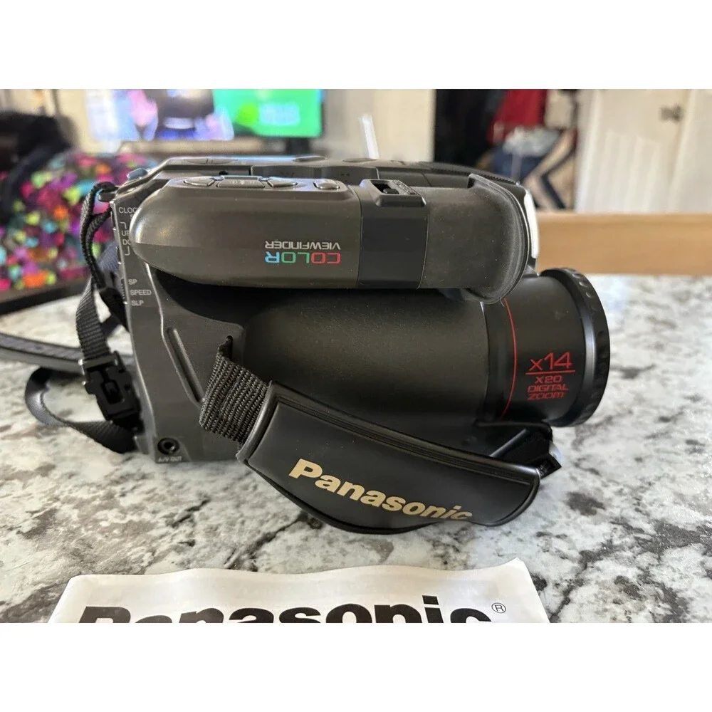 Panasonic Palmcorder IQ PV-IQ525 VHS Bundle with Bag,Tape,Batteries,etc TESTED